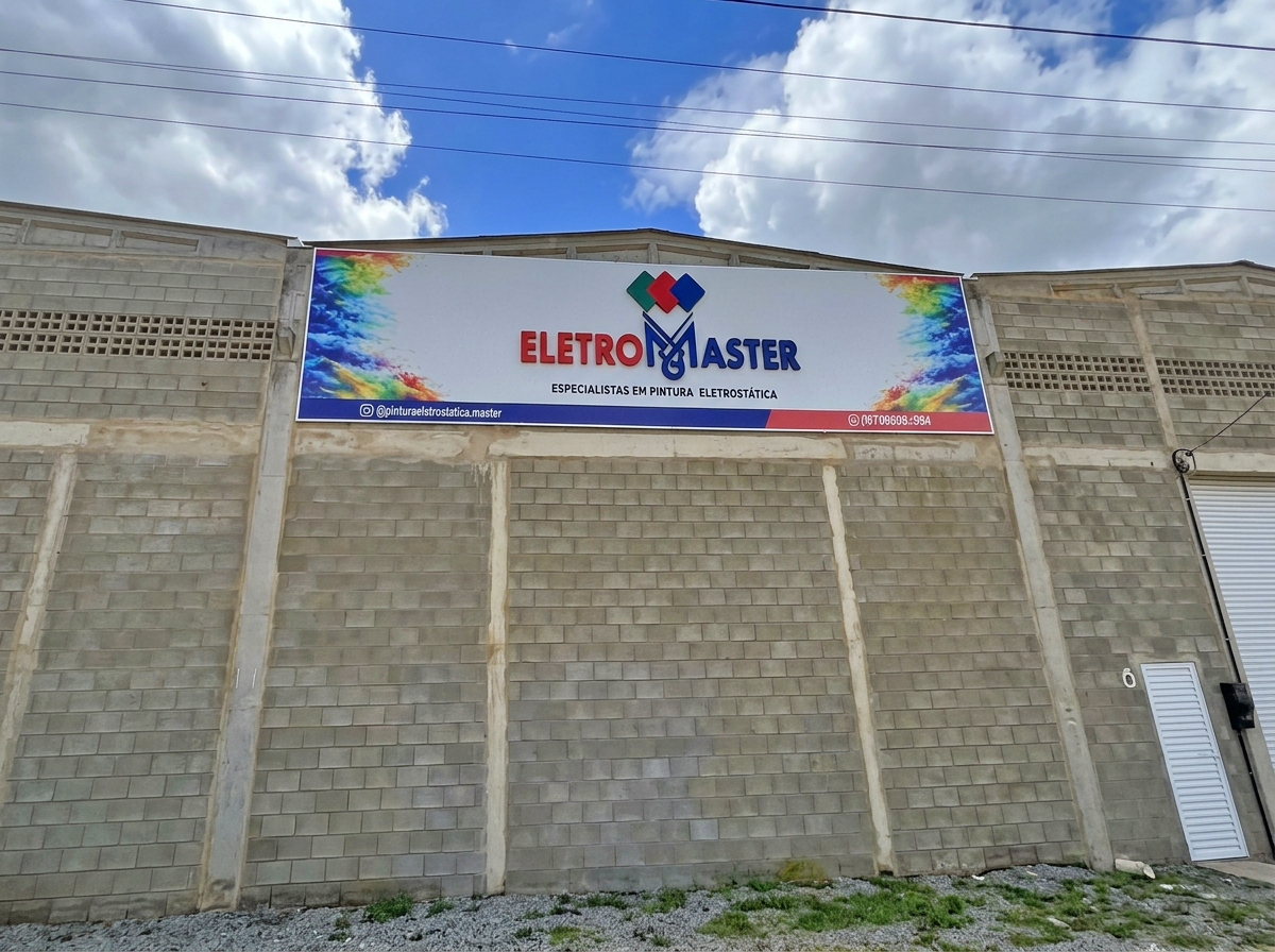 Fachada da EletroMaster em Caruaru-PE com letreiro da empresa