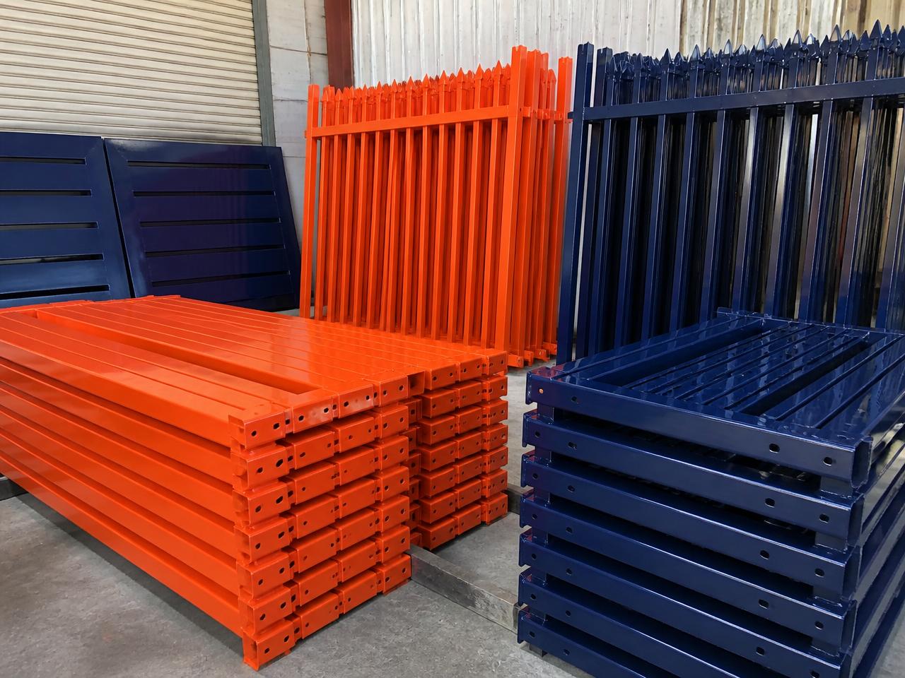 Peças metálicas com pintura eletrostática nas cores laranja e azul
